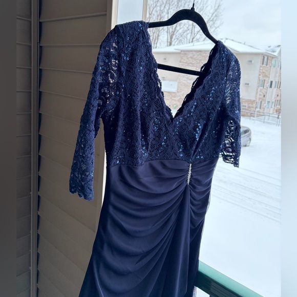 🆕 Betsy & Adam Navy Blue Lace Sequin Gown V-Neck Ruched Maxi Dress Size 10 Party - Picture 6 of 15
